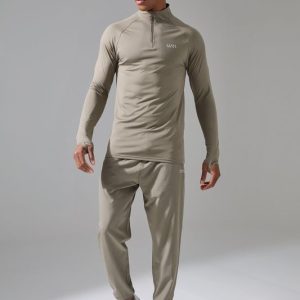 Man Active Quarter Zip and Sweatpants Tracksuit